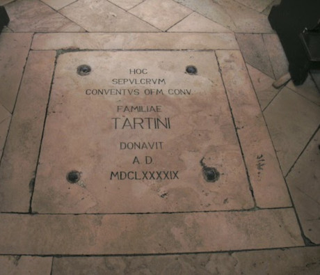 Še ena grobnica. V sosednji samostanski cerkvi je pokopana družina Tartini. Giuseppe Tartini pa ni pokopan tu, ampak v cerkvi sv. Katarine v italijanski Padovi.