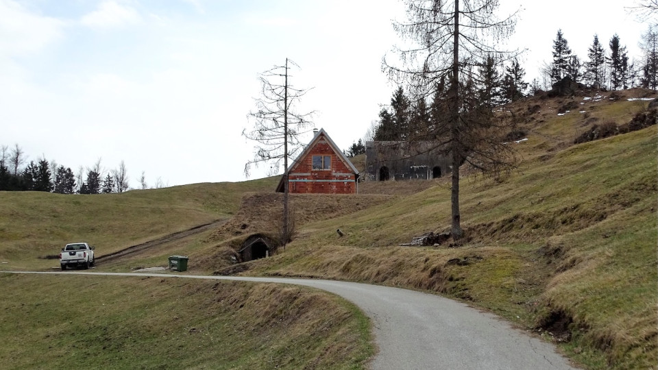 Opečne rezine v majhni hiški med bunkerji   bunkerji   1