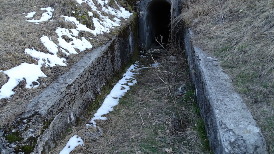 Opečne rezine v majhni hiški med bunkerji   bunkerji 2
