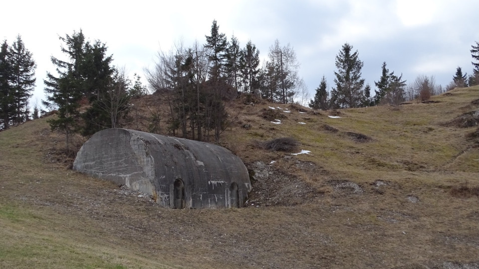 Opečne rezine v majhni hiški med bunkerji   bunkerji   3