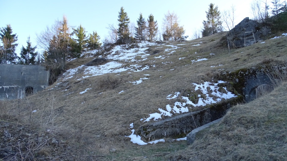 Opečne rezine v majhni hiški med bunkerji   bunkerji 4