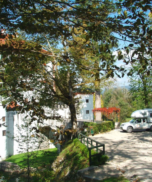 Opečni tlak v Gradu Snežnik in njegovih pristavah 1