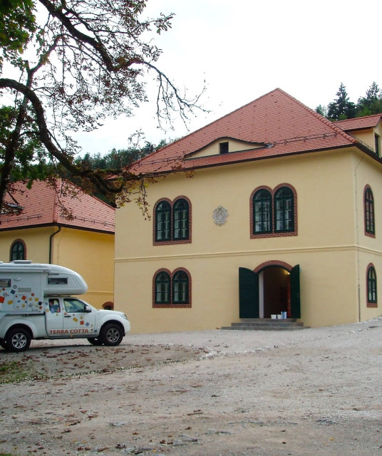 Opečni tlak v Gradu Snežnik in njegovih pristavah 4