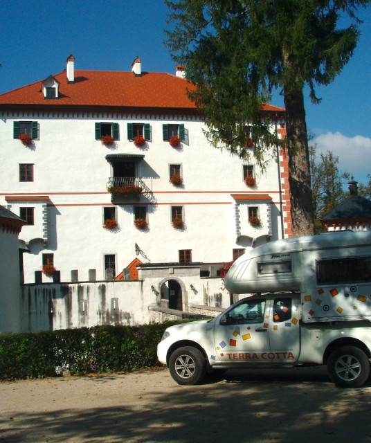 Opečni tlak v Gradu Snežnik in njegovih pristavah 6
