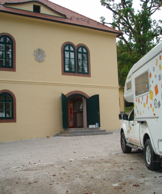 Opečni tlak v Gradu Snežnik in njegovih pristavah 9