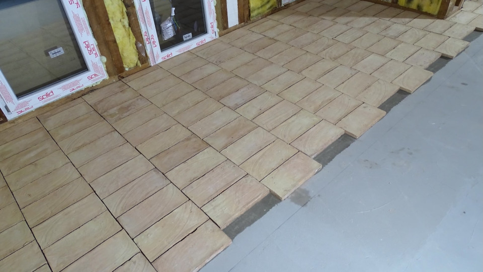 Opečni tlakovec Terra Cotta v leseni hiški 21 min