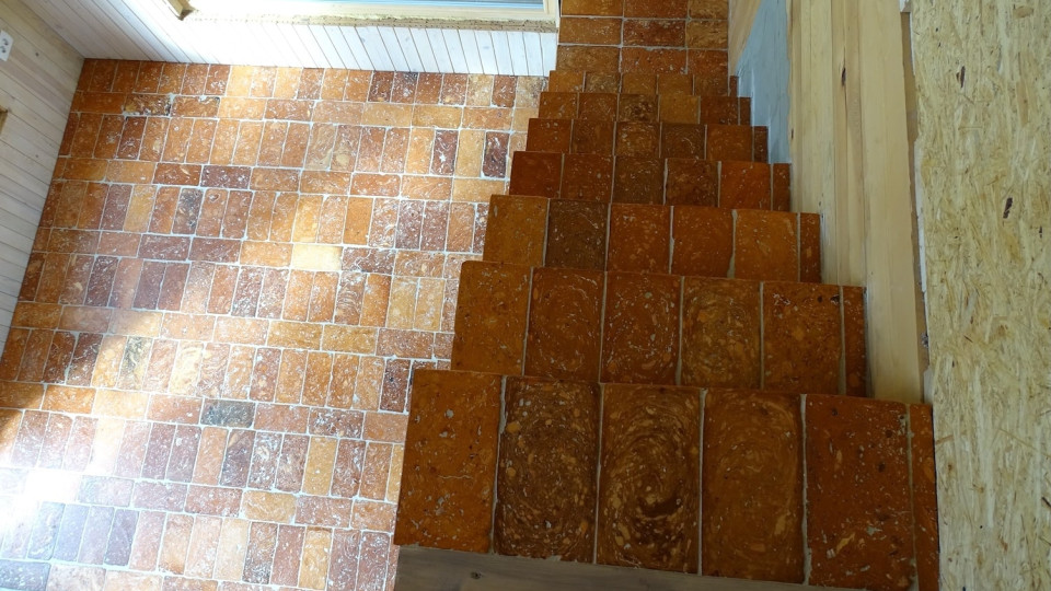 Rezana opeka v leseni hiški  488 min