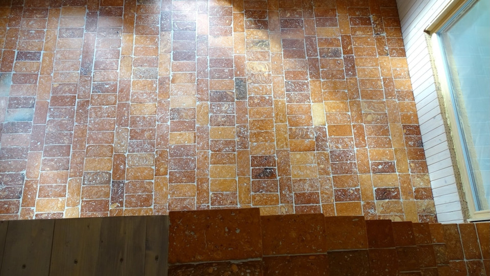 Rezana opeka v leseni hiški  489 min