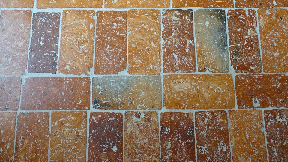 Rezana opeka v leseni hiški  498 min
