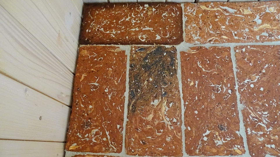 Rezana opeka v leseni hiški  516 min