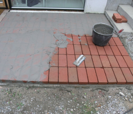 Fugiranje klinker opeke s fugirno maso. 