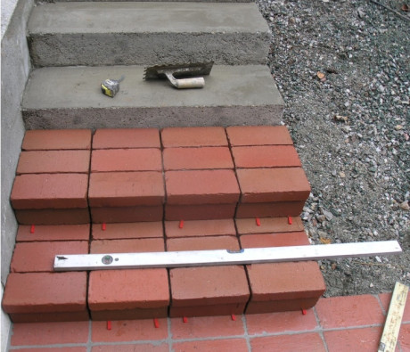 Oblaganje stopnic s klinker opeko. 