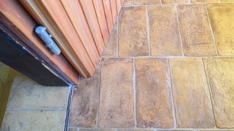 Terra Cotta gialla ribja kost z obrobo 15