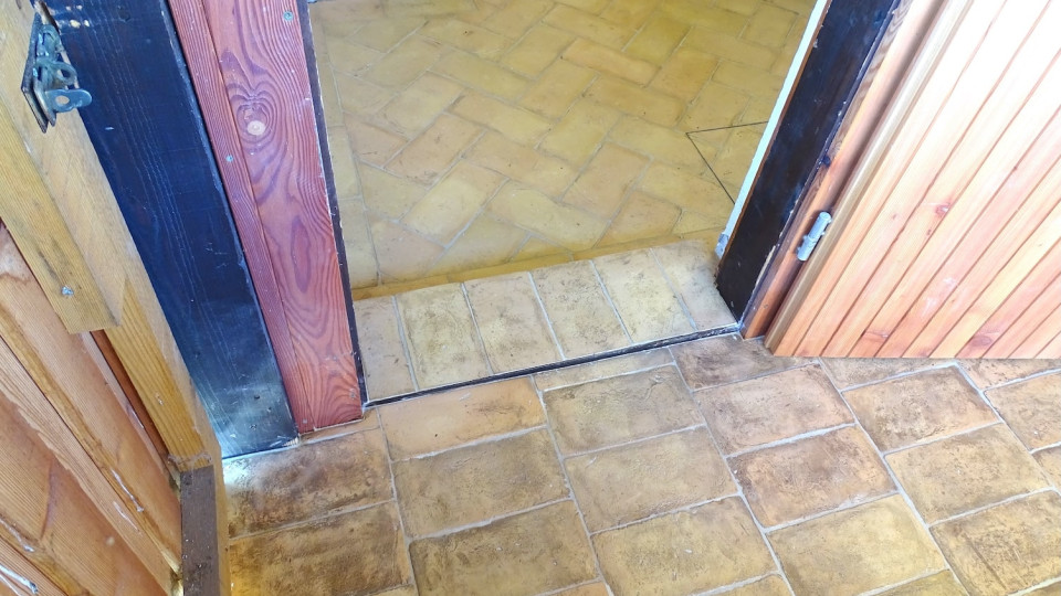 Terra Cotta gialla ribja kost z obrobo 1