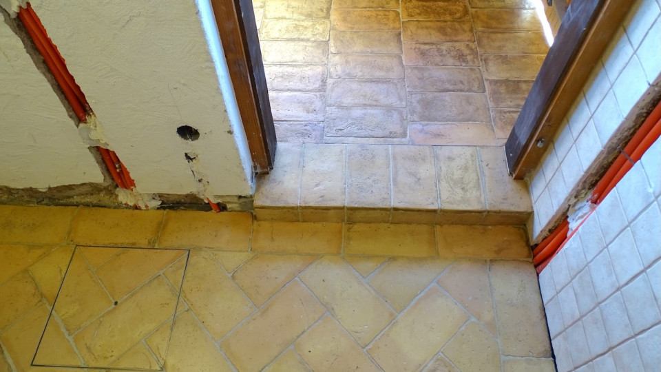 Terra Cotta gialla ribja kost z obrobo 3