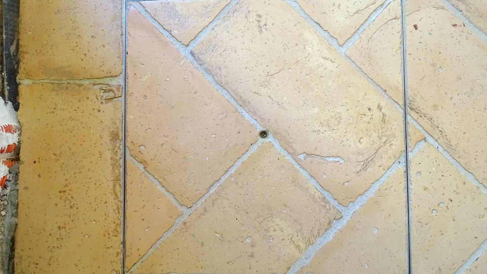 Terra Cotta gialla ribja kost z obrobo 7