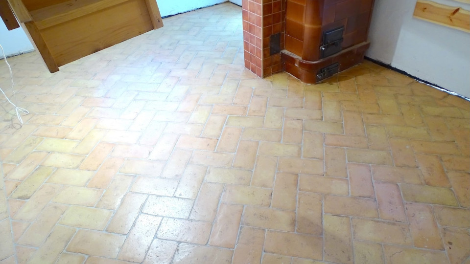 Terra Cotta gialla ribja kost z obrobo 8