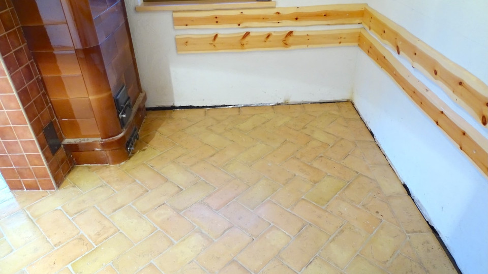Terra Cotta gialla ribja kost z obrobo 9