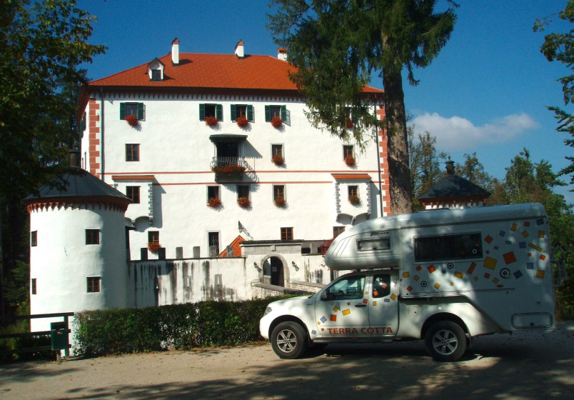 Opečni tlak v Gradu Snežnik in njegovih pristavah 6